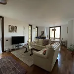 La Casa Nel Bosco, Di Mari *