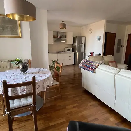 La Casa Nel Bosco, Di Mari